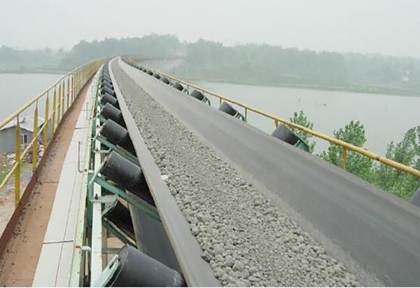 帶式輸(shu)送機工(gong)作中