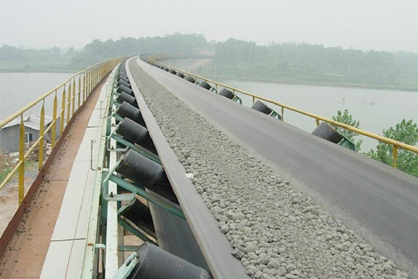 帶式(shi)輸送機(ji)